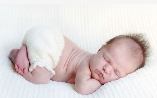 Новорождённый кряхтит и тужится: норма или патология?