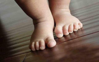 У ребенка шелушатся пальцы на руках и ногах и трескается или облезает кожа