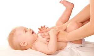 Как делать массаж животика новорожденному и грудничку при запорах, коликах или вздутии