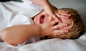 Причины синдрома навязчивых движений у детей и его лечение