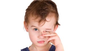 Что делать, если у ребенка слезятся глаза и каковы причины этого