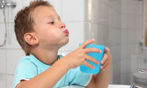 Как научить ребенка правильно полоскать горло