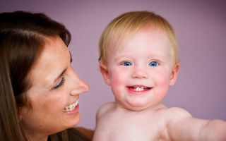 Режутся зубки у ребенка, и поднялась температура: что делать родителям?