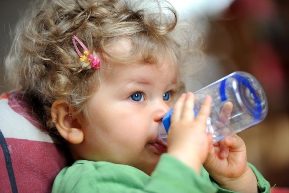 Ребенок пьет воду 