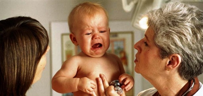 Ребенок плачет от боли при кашле