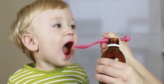 ребенок пьет микстуру от кашля