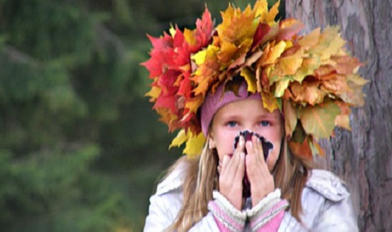девочка с венком из осенних листьев