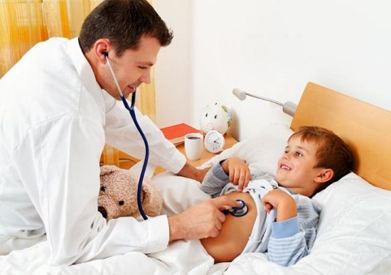 врач осматривает живот у ребенка