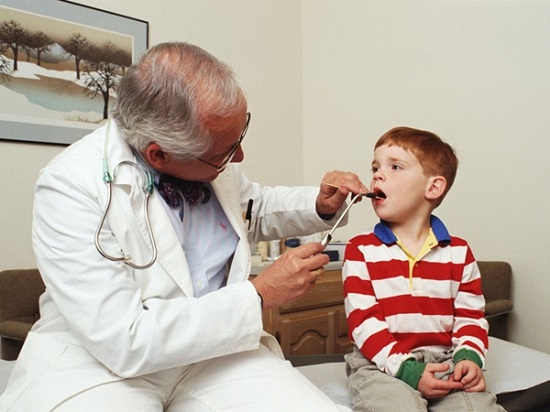 врач проверяет у ребенка трахеит
