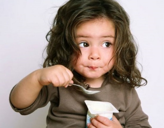 ребенок ест йогурт