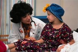 медсестра проверяет симптомы рака у ребенка
