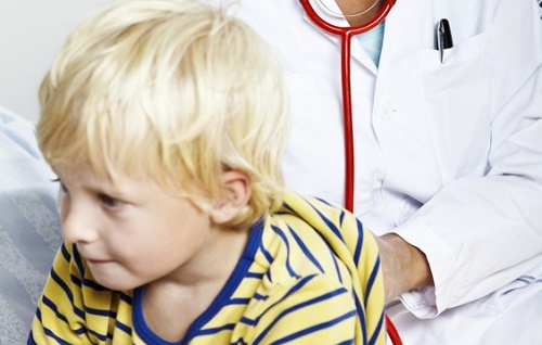 ребенка проверяет врач