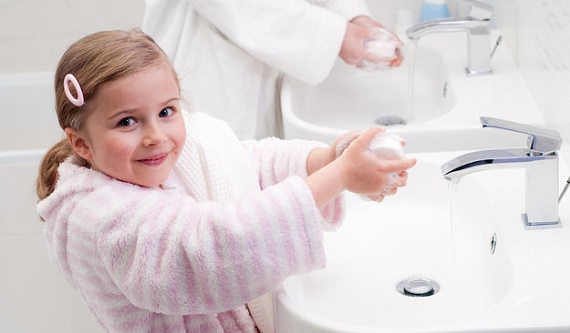 девочка моет руки