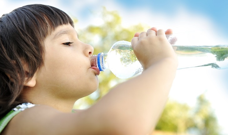 мальчик пьет воду при обезвоживании