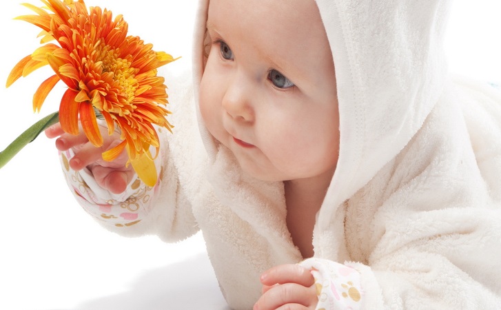 ребёнок с цветком