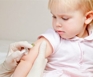 ребенку делают прививку