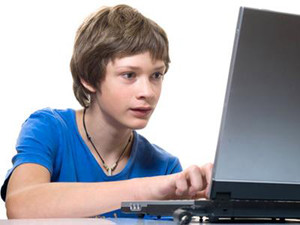 мальчик за компьютером
