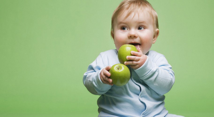 Ребенок ест яблоки