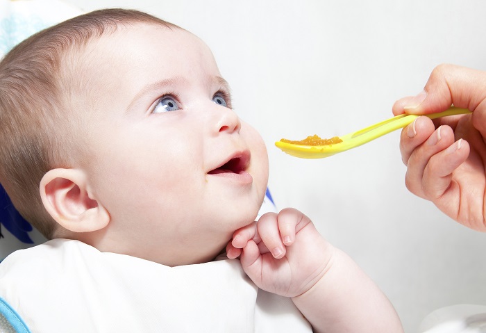 Младенец кушает с ложечки
