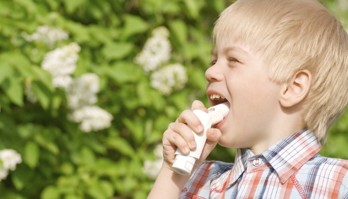 Ребёнок вдыхает лекарство при бронхоспазме