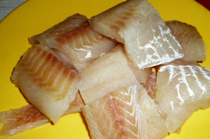 Кусочки рыбного филе на нарезной доске