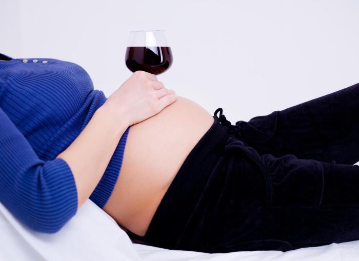 Злоупотребление беременной женщиной алкоголем