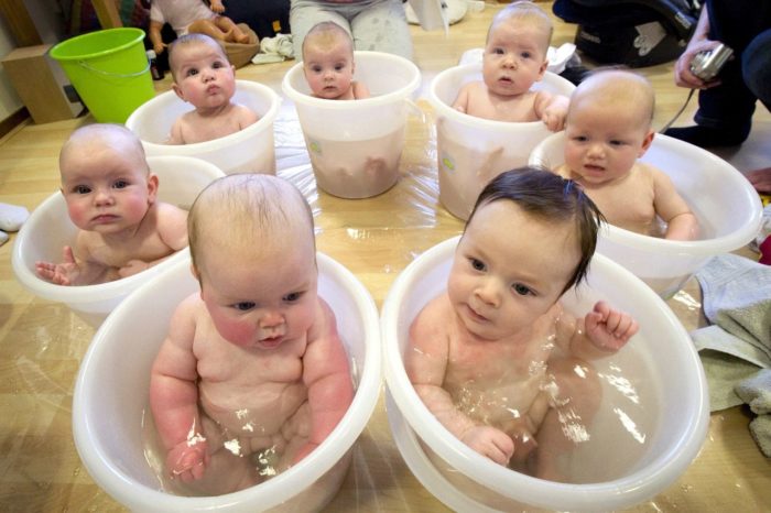 Закаливание малышей в тазиках с водой