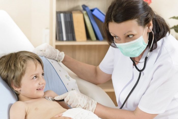 Эндокринолог слушает ритм сердца у ребенка